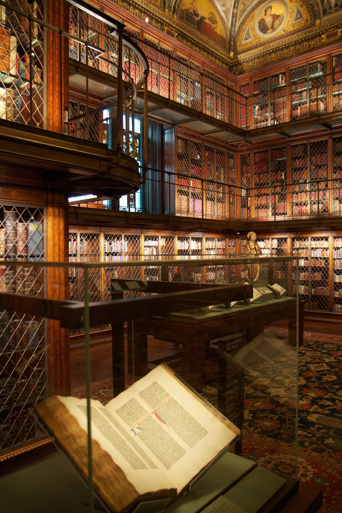 Biblioteca histórica com uma Bíblia de Gutenberg em exposição